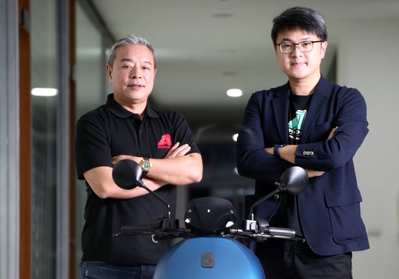 宏佳騰不只是一部代步機車，差異化設計凸顯騎士個人品味。（左為董事長鍾杰霖、右為執行長林東閔）