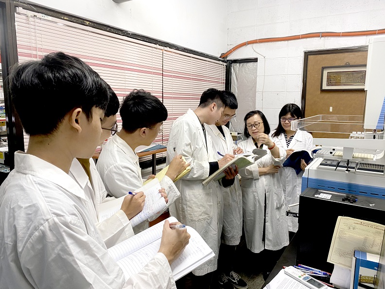 環工系謝季吟老師手把手帶著同學討論檢測技術。