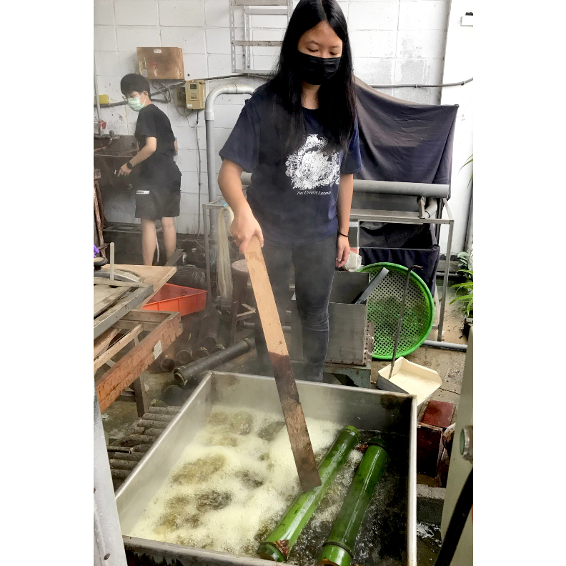 木設系同學為竹材進行加工前的保青程序。
