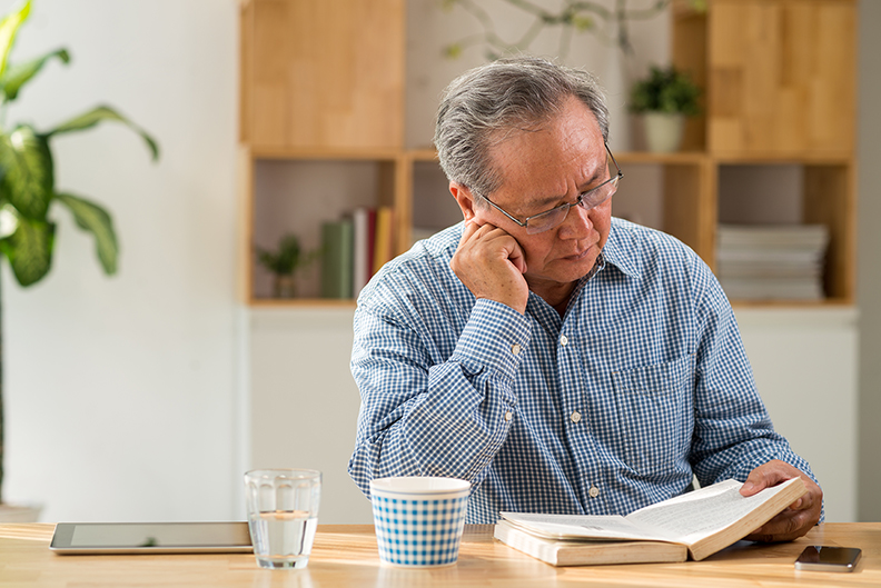 如何讓中高齡人才重返職場？需要更積極的跨世代共榮策略。pexels
