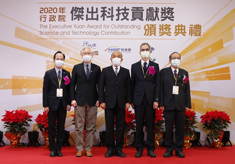 圖 / 行政院院長蘇貞昌(中)、科技部部長吳政忠(左二)與得獎者行政院農業委員會畜產試驗所宜蘭分所劉秀洲研究員兼分所長(左一)、國立清華大學動力機械工程學系宋震國特聘教授(右二)以及國立中興大學植物病理學系（所）黃振文終身特聘教授(右一)