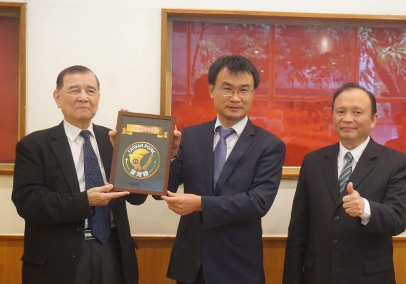 圖／左二為農委會主委陳吉仲。取自財團法人中央畜產會。 
