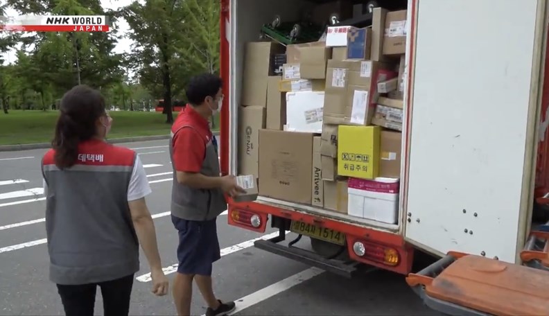 不只男性投入,現在有愈來愈多女性配送員面孔。(圖片來源:NHK)
