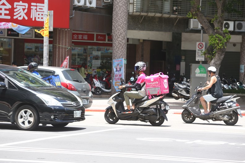 除了過勞和職災,外送員還得忍受無形的歧視。