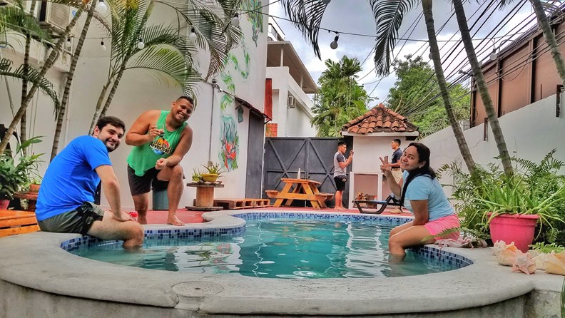 那幾個月同在巴拿馬旅館落難的各國室友。