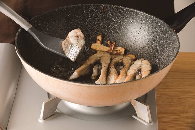 將鱸魚煎至色澤金黃。山岳提供