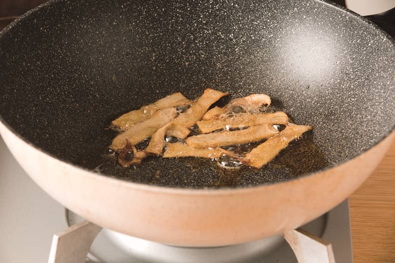 煸香薑片。山岳提供