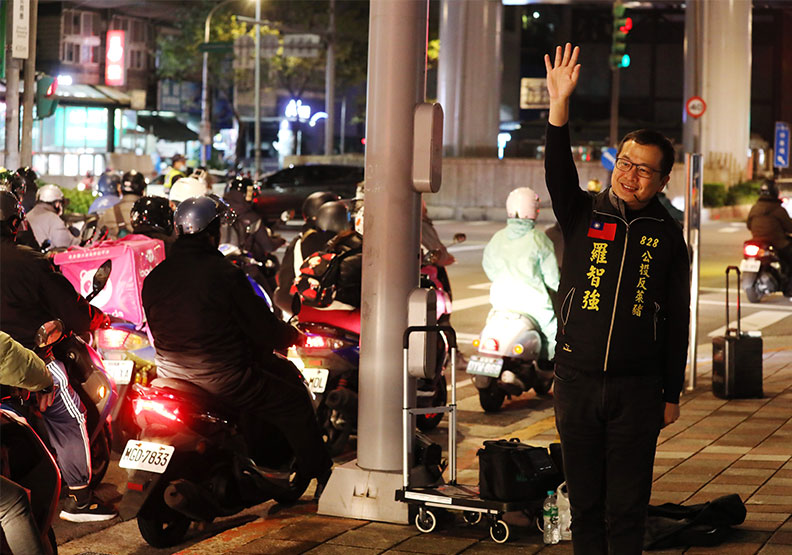 羅智強的街頭演講。蘇義傑攝