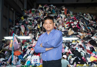 舊衣堆滿廠、上半年零收入！北台灣最大回收廠老闆：會死命撐到最後一步