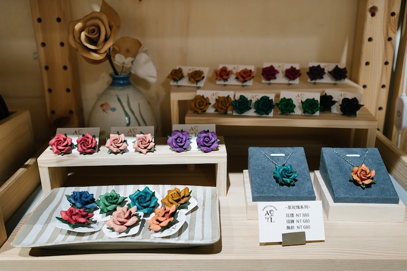 各式各樣的皮革玫瑰製品,是鄭秋鳳的得意作品。