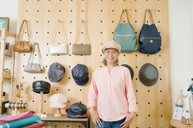 除了玫瑰花以外,皮行販售的皮帽也是由鄭秋鳳自學打版、車縫製做的作品。