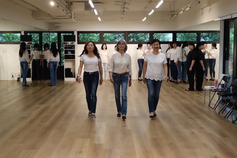 鄭秋鳳(中)說,王聖芬老師教大家,不只是走秀,做任何事都要有自信!(凱渥提供)