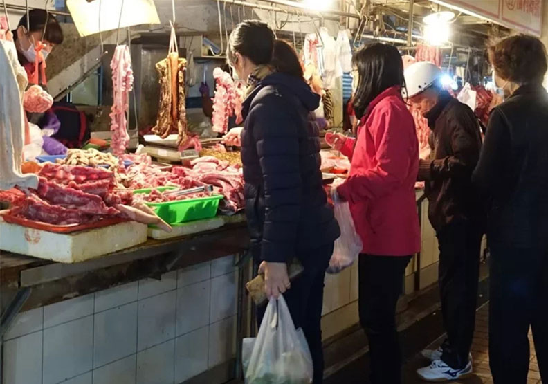 圖／政府開放進口美國萊豬，到傳統市場買國產豬肉的消費者增多。聯合新聞網提供