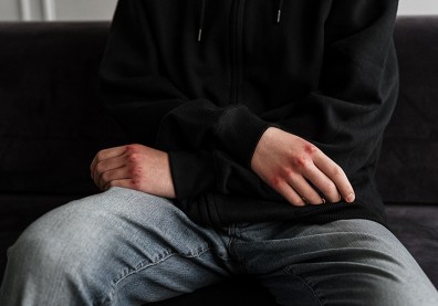 憤怒的孩子，為何最後留下眼淚？輔導室老師：教育讓我們「否定」憤怒