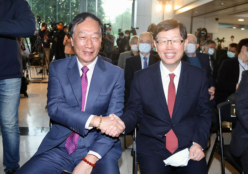 鴻海創辦人郭台銘與董事長劉揚偉。張智傑攝