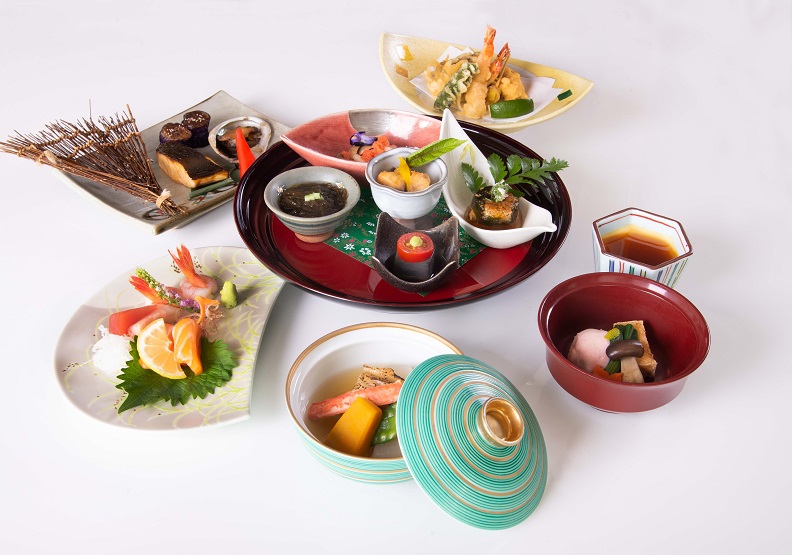 山里的忘年會，以傳統宴客的「會席料理」為主軸，充滿日本風情。