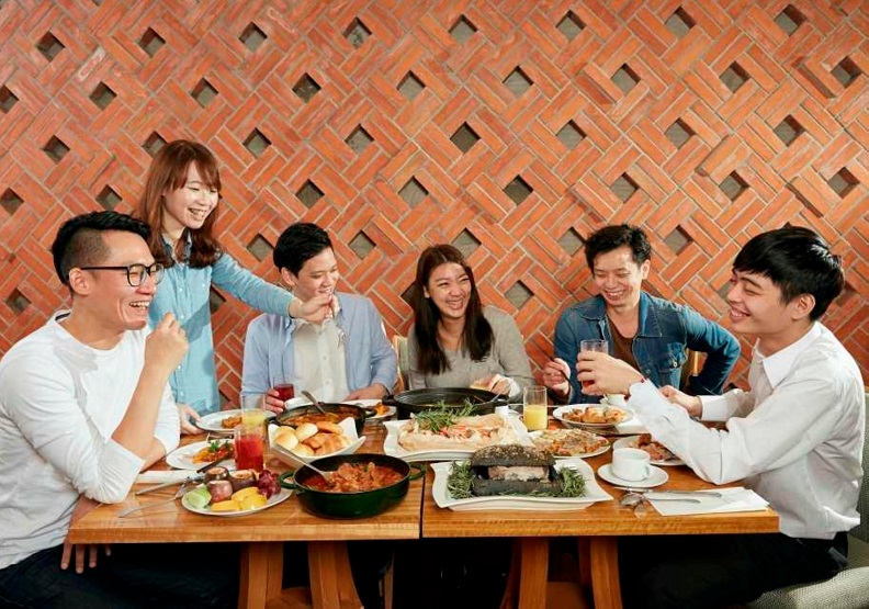 宴會廳「微型尾牙型態」中菜最低3桌、西式自助餐最少50人即可開席。