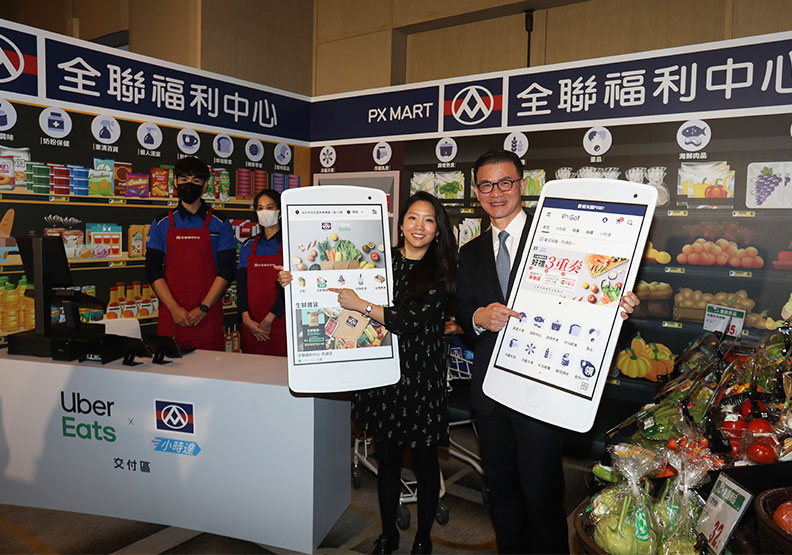 全聯聯手Uber Eats推外送!全聯總經理蔡篤昌(右)與Uber Eats台灣總經理李佳穎(左)。蘇義傑攝
