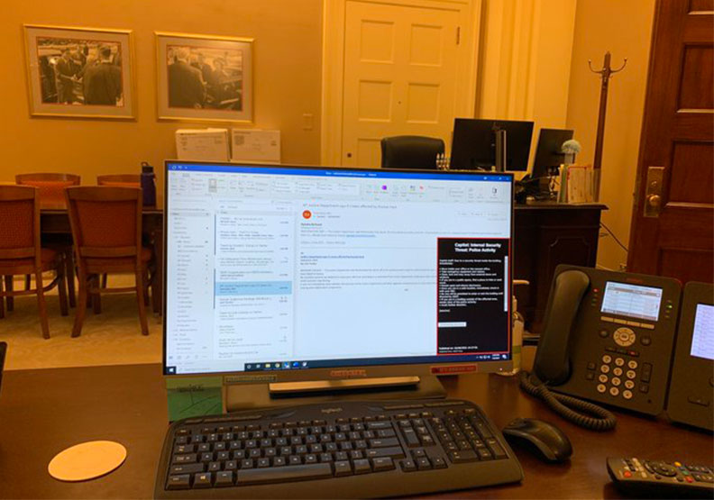 美國眾院議長裴洛西（Nancy Pelosi）辦公室據傳遭闖入者拍攝下內部照片。