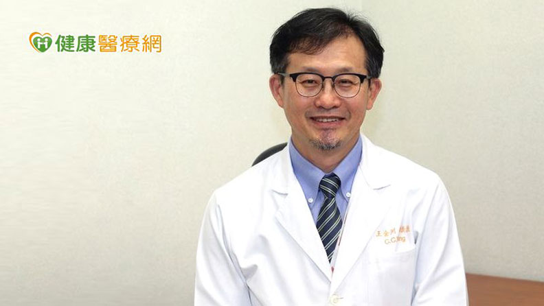 長久以來肺癌被視為絕症，隨著標靶藥物、免疫療法陸續問世，高雄長庚肺癌團隊召集人王金洲樂觀認為，只要用對藥物，選擇最佳藥物治療順序就能有效延長存活期，「肺癌將成為一種慢性病。」