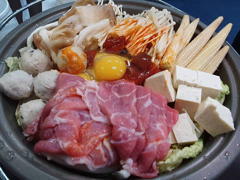 在家煮鍋,應避免吃磷酸鹽過高的火鍋料。取自聯合新聞網