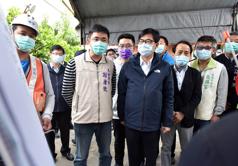 陳其邁7日上午視察鳥松區美山路雨水下水道改善工程及鳥松區神農路道路刨鋪工程。高雄市政府提供