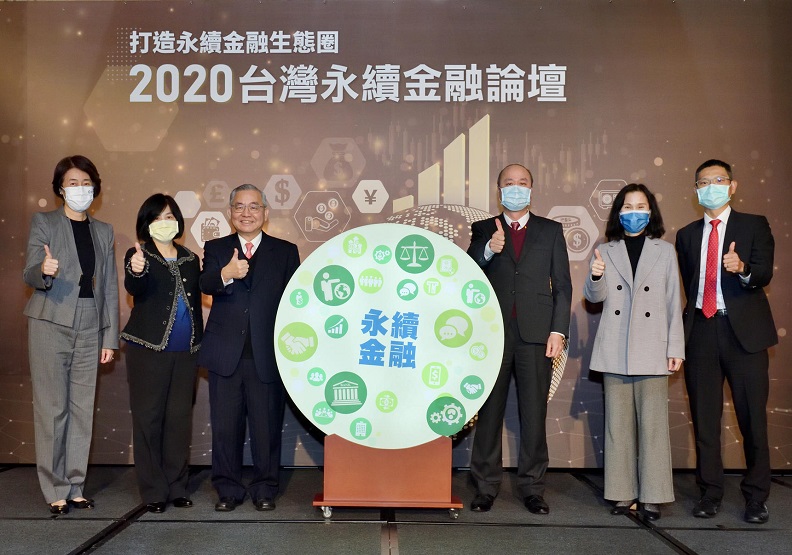 圖 / 右起：滙豐(台灣)商銀風控長曾德誼、櫃買中心總經理李愛玲、金管會副主委許永欽、企業永續發展協會理事長黃呈琮、證交所副總陳麗卿、永豐金控董事長陳思寬。