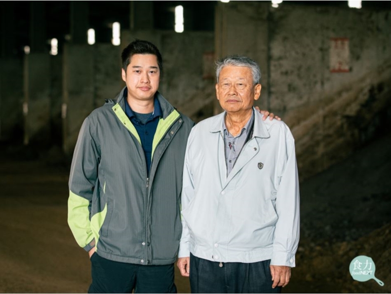 2015年，陳修雄（右）的兒子陳彥名（左）從加拿大返台、回家幫忙養豬事業，父子一起打拚，希望漢寶可以成為有環保理念的畜牧業。取自食力