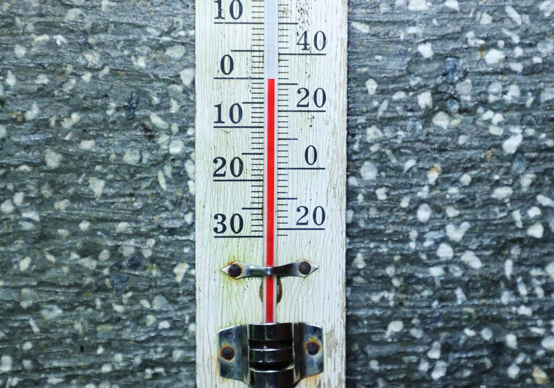 陽明山凌晨下雪,二子坪停車場溫度計顯示0度。