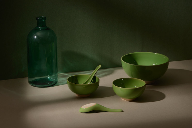 「協興紅」則象徵許家經營的協興磚瓦。取自台灣設計研究院新旺集瓷的「丹青」綠色源自早期許家阿公製作的「丹青碗」。取自台灣設計研究院