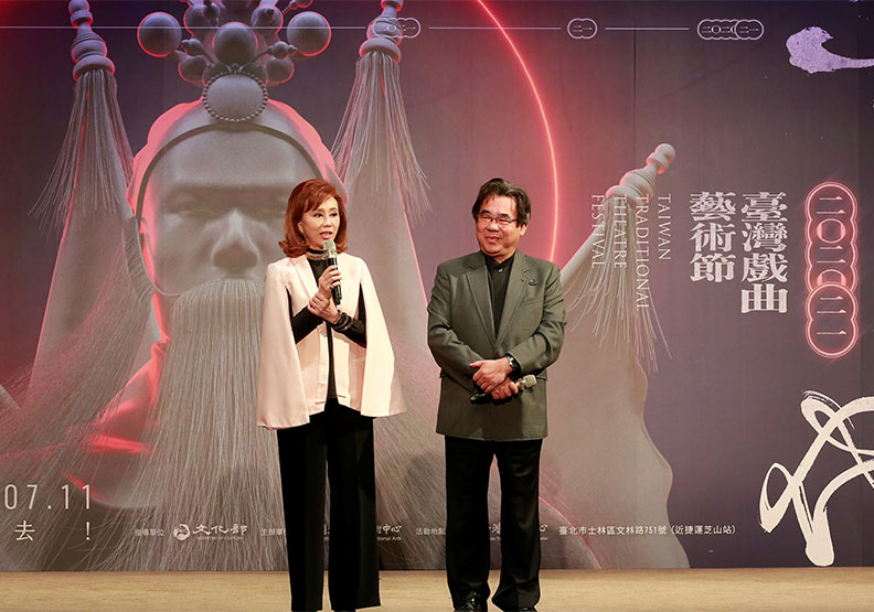 明華園戲劇總團無敵小生孫翠鳳、總團長陳勝福。國立傳統藝術中心提供