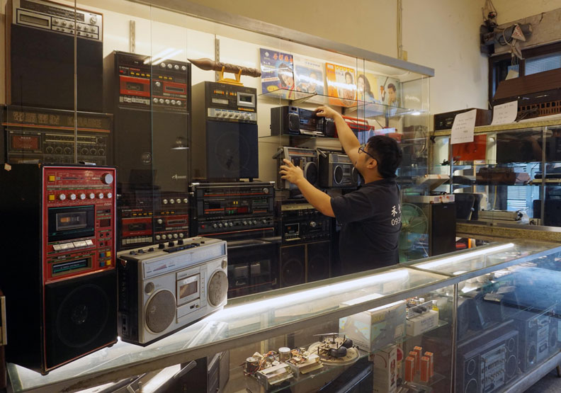回到30年前？這家店專修老電器，唱片機、留聲機甚至黑膠唱盤