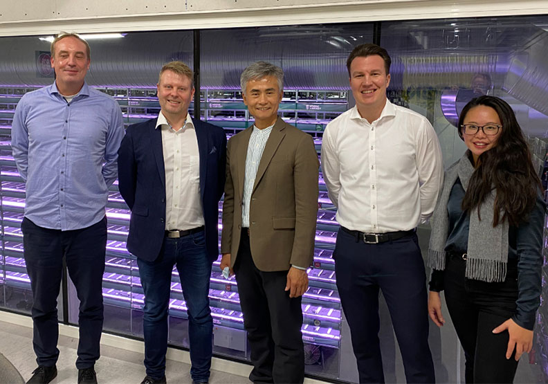 蔡文清(中)與丹麥合作夥伴團隊,左一為安德斯.雷曼。源鮮農業生物科技提供