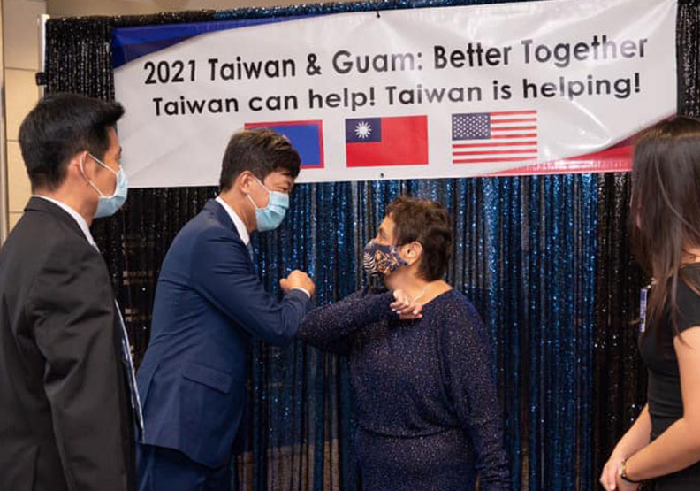 駐關島台北經濟文化辦事處處長陳盈連（左二）、關島總督葛瑞羅（右二）。