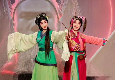 傳統戲曲和你想的不一樣！孫翠鳳竟染金髮、穿皮裙演歌仔戲？