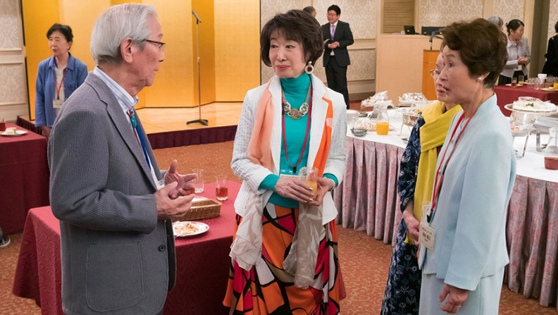 格外用心打扮的花,在同學會上看起來美麗動人,讓同學們羨慕又嫉妒。
