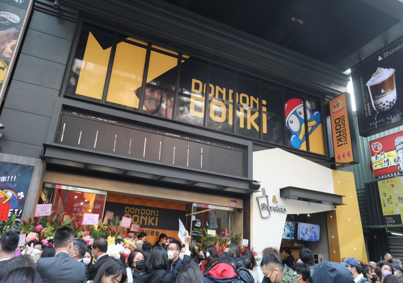 唐吉軻德在台首店開幕前記者會，就已擠入人潮。蘇義傑攝影