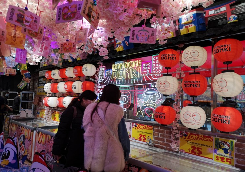 唐吉軻德店內有濃濃日本風。廖君雅攝影