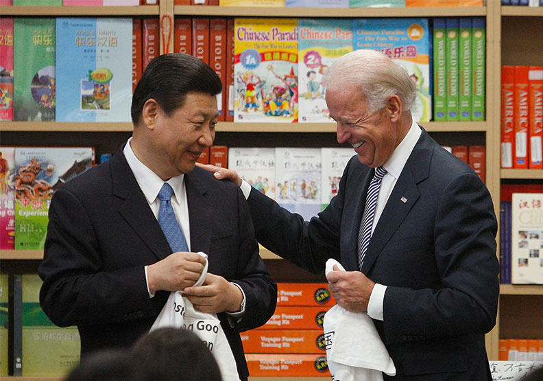 圖／2012年時任美國副總統拜登（左）與時任中國國家副主席習近平（右）。達志影像