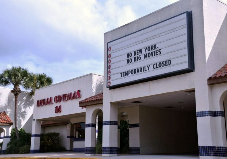 門可羅雀的電影院景象