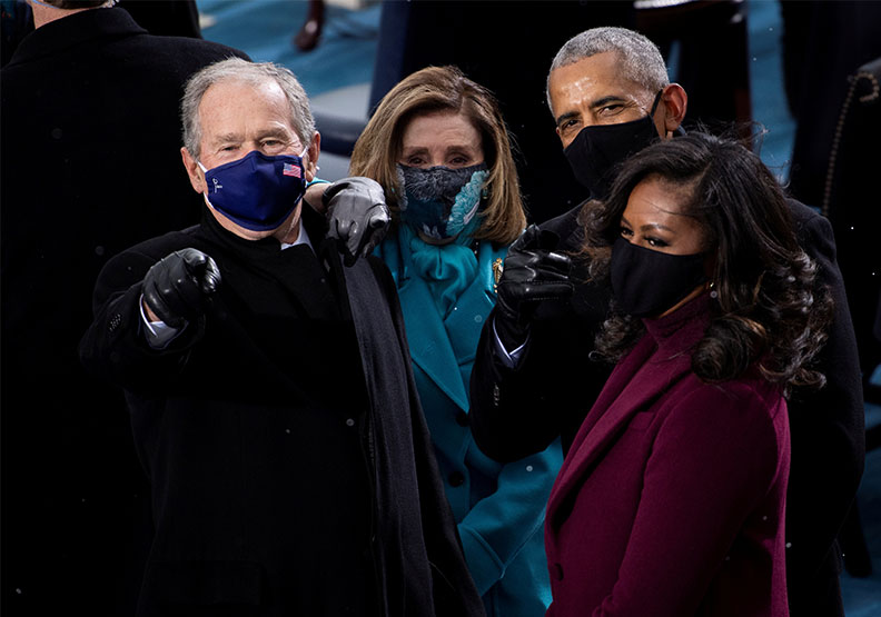 拜登就職典禮出席人士，左起依序為美國前總統小布希、白宮發言人佩洛西、前總統歐巴馬、前第一夫人蜜雪兒。達志影像