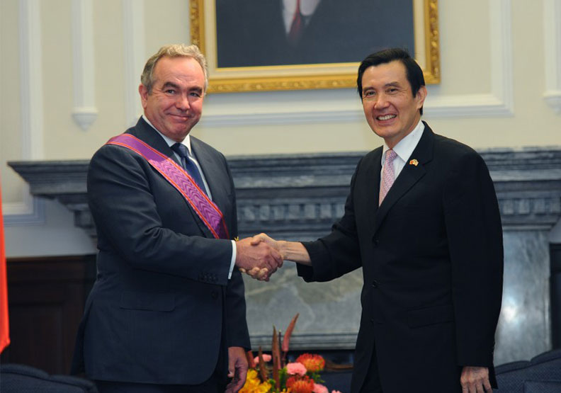 美國印太事務協調官坎貝爾(Kurt Campbell)(左)。總統府提供