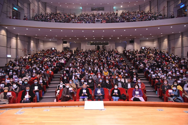 公益平台文化基金會董事長嚴長壽先生演講前,與全場近千位聽眾歡喜合影。