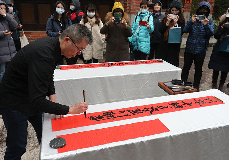 書法名人羅拔現場揮毫展演。