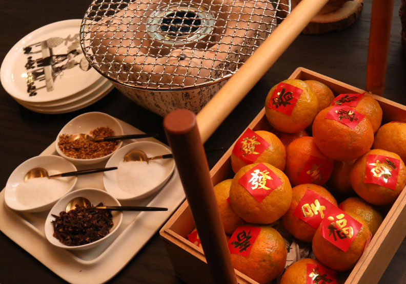 DIY香料烤橘子。