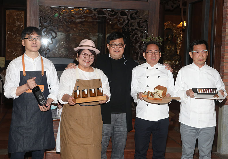 The One執行長劉邦初（中）與四位職人，左起台灣葡萄酒品牌《深耕園》創辦人黃國彥、果醬年度雙金女王柯亞、世界麵包冠軍吳寶春、法餐料理名廚簡天才。