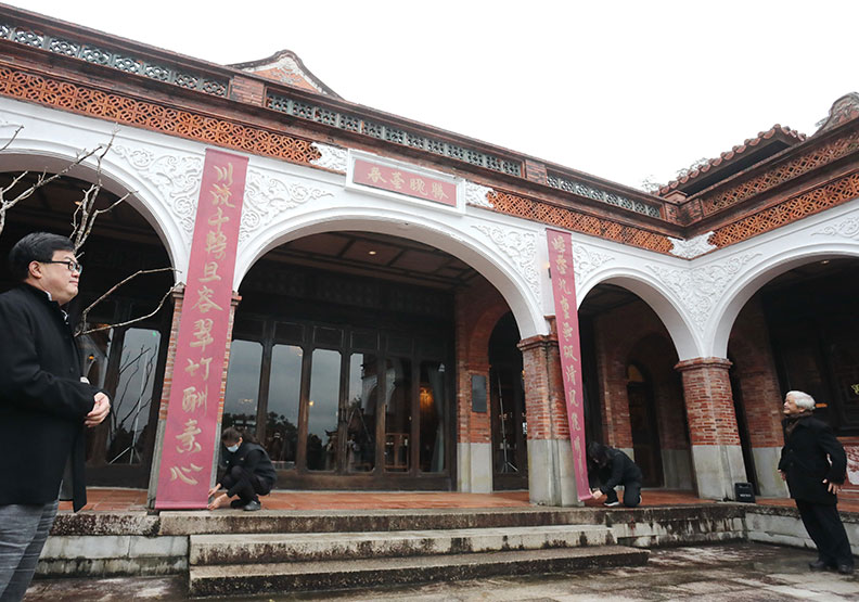 詩壇泰斗向陽（右）提寫的對聯。