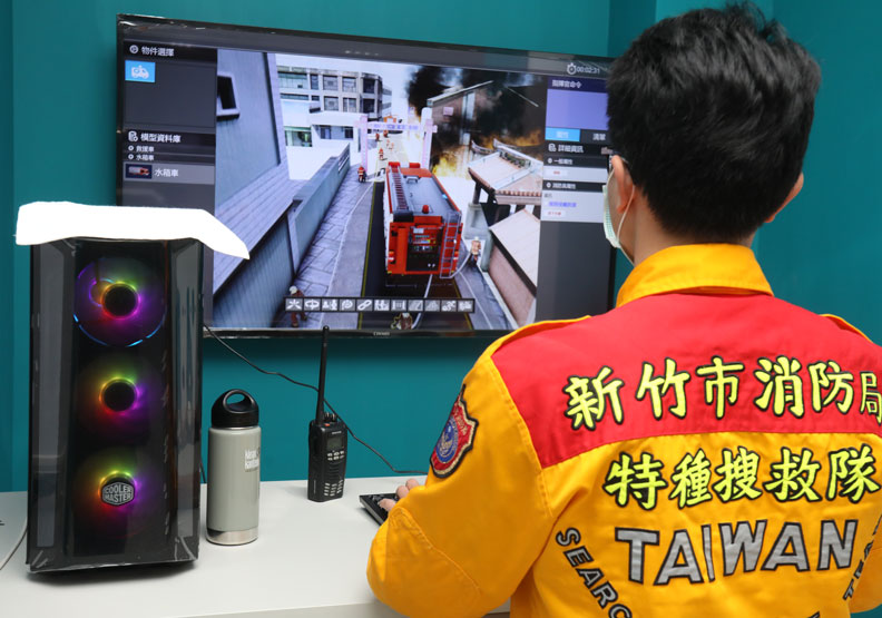 透過MR虛擬實境模擬火災現場的應變方式。