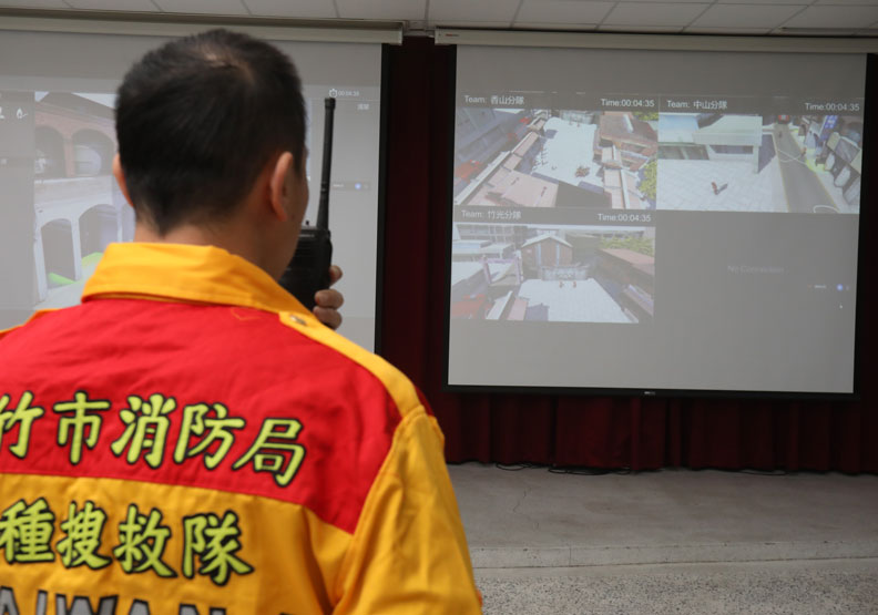 大隊長站在中央,觀察各個分隊操作的畫面。