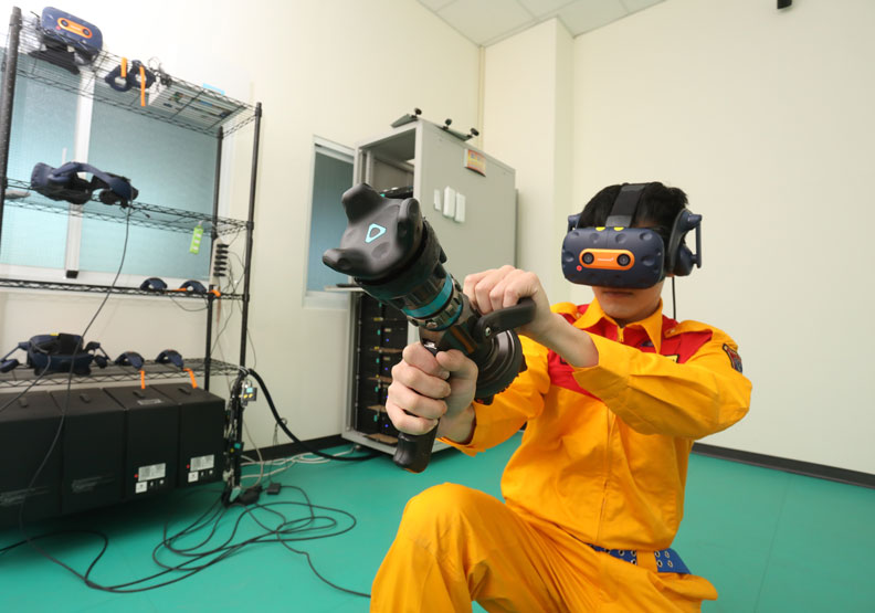 透過MR模擬現場,磨練消防員的打火「戰技」。